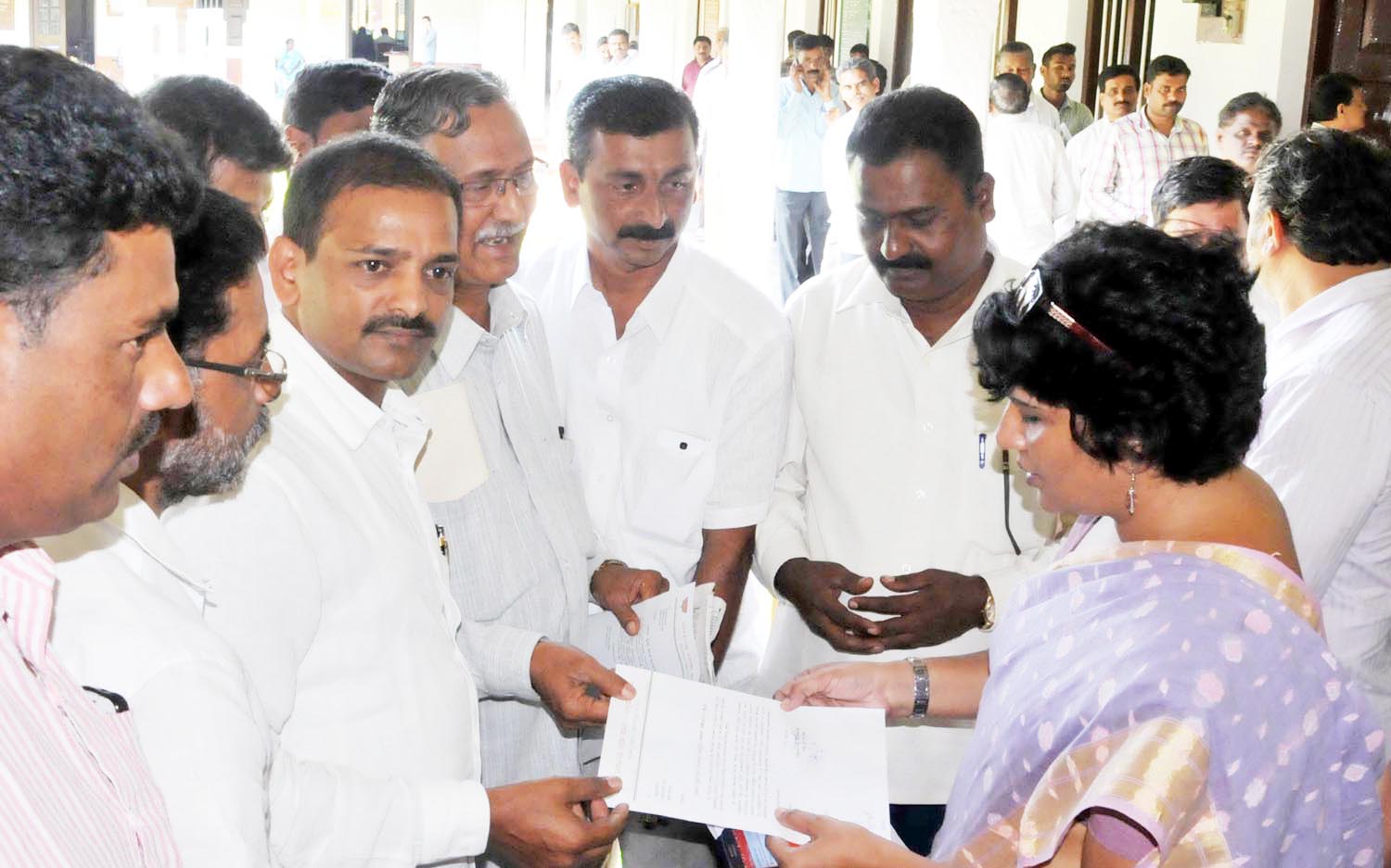 ರೈತರ ಮೇಲಿನ ಮೊಕದ್ದಮೆ ಹಿಂಪಡೆಯಲು ಮನವಿ